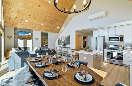 Bethel House | New, Hot-Tub, Sauna, Theater, Pets ok, Private, 14min to Sunday River