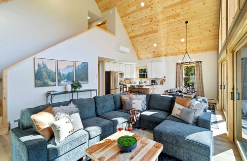Bethel House | New, Hot-Tub, Sauna, Theater, Pets ok, Private, 14min to Sunday River