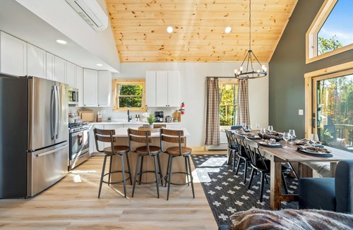 Bethel House | New, Hot-Tub, Sauna, Theater, Pets ok, Private, 14min to Sunday River