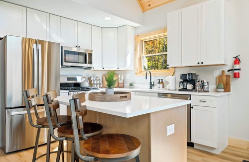 Bethel House | New, Hot-Tub, Sauna, Theater, Pets ok, Private, 14min to Sunday River