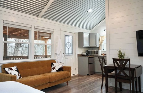 Ardmore Cabin | NEW! Hot Tub w/King Bed. Clean Couples Getaway Cabin Near Casino & Lake Murray.