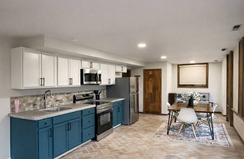 Arlington Heights House | New HotTub, Sauna, Pool, Fire Pit, Arcade, Pets OK