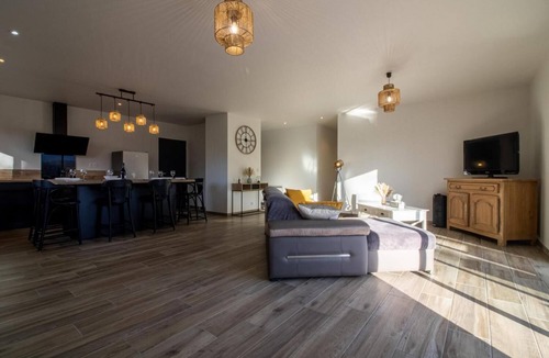 Loucrup House | New house facing the Pyrenees