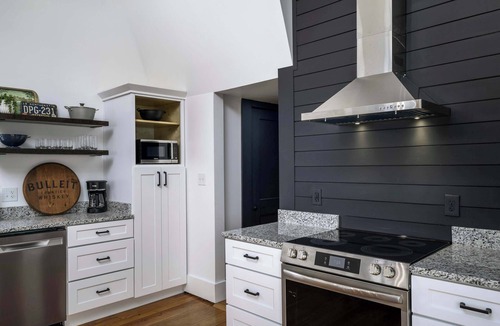Clifton House | New! Incredible full rehab, sleeps 8, hot tub!
