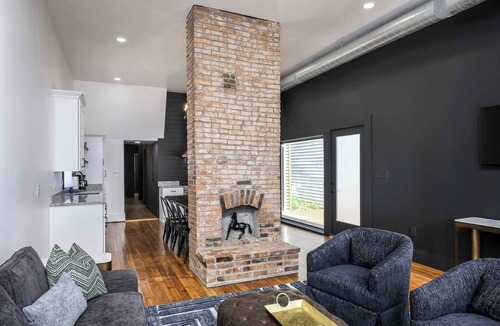 Clifton House | New! Incredible full rehab, sleeps 8, hot tub!