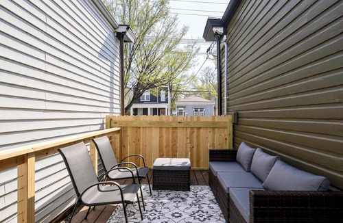 Clifton House | New! Incredible full rehab, sleeps 8, hot tub!