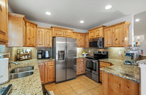 Jourdanton House | NEW Jtown Junction LUXE 3BR 2BA for 7 Desirable Neighborhood Yard 1King 2Q 1T