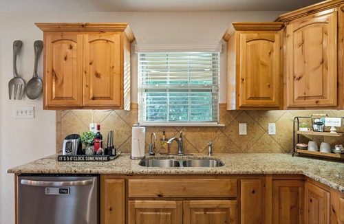 Jourdanton House | NEW Jtown Junction LUXE 3BR 2BA for 7 Desirable Neighborhood Yard 1King 2Q 1T