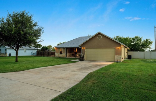 Jourdanton House | NEW Jtown Junction LUXE 3BR 2BA for 7 Desirable Neighborhood Yard 1King 2Q 1T