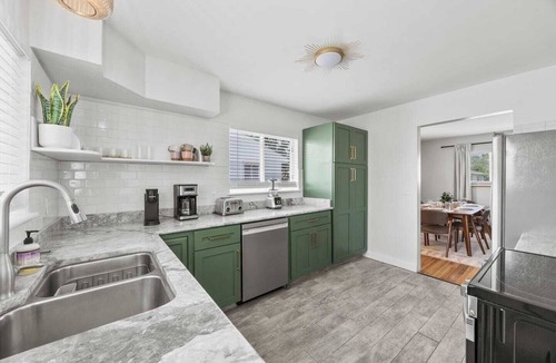 Grove City House | *NEW* KING bed |Game Room | Chef Kitchen |Fire Pit