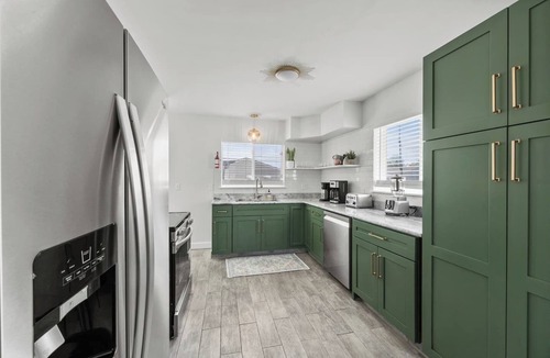 Grove City House | *NEW* KING bed |Game Room | Chef Kitchen |Fire Pit