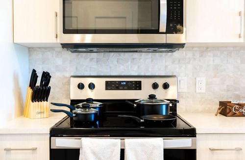 Brentwood Apartment | New King Bed~Pet Friendly Loft