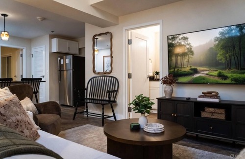 Roanoke Apartment | NEW King BR w Abundant Free On-Site Parking - Quiet & Private
