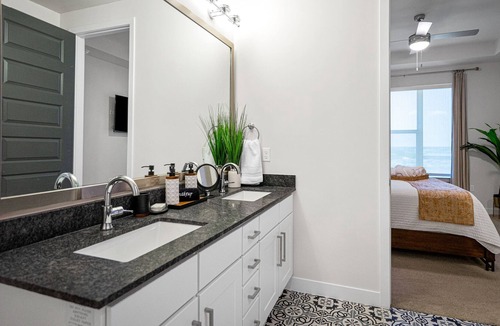 Old East Dallas Apartment | ⭐️New!⭐️ King Lux High Rise| 1BR/1B | Downtown | Fast WIFI