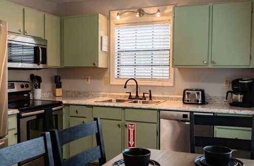 Sevierville Cabin | NEW Kink Cabin w/Private Creek