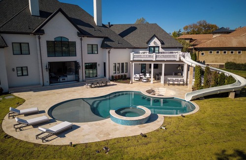 Hendersonville House | New Lake House 20 minutes to Downtown Nashville! Water slide, Movie theater ETC!