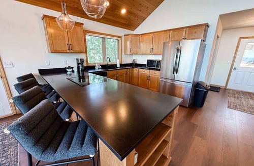 Finley Point House | New! Lake & Mountain Views | AC | Sleeps 8