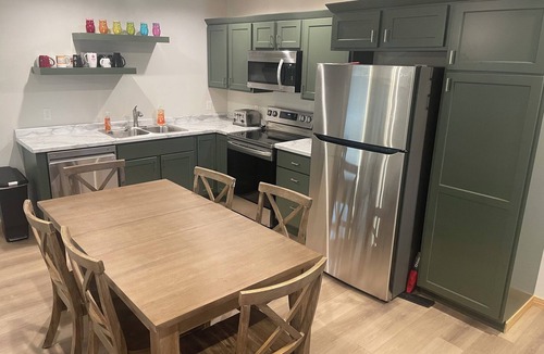 Arlington Apartment | New lakeside apartment with covered parking