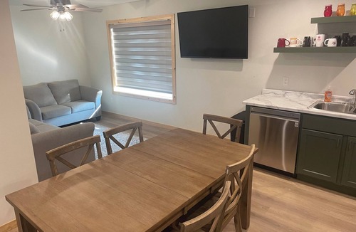 Arlington Apartment | New lakeside apartment with covered parking