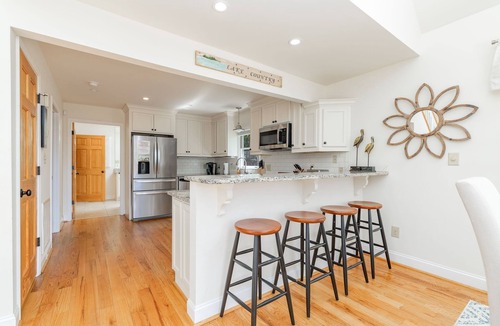 Henrico House | New! Lakeview, Charming 3BR, Hot Tub, Firepit, Pet Friendly, WiFi