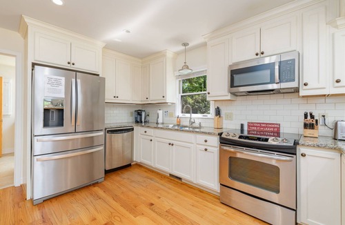 Henrico House | New! Lakeview, Charming 3BR, Hot Tub, Firepit, Pet Friendly, WiFi