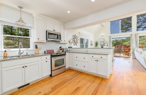 Henrico House | New! Lakeview, Charming 3BR, Hot Tub, Firepit, Pet Friendly, WiFi