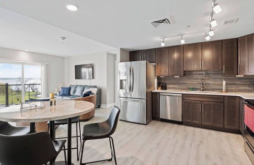 Canandaigua Condo | NEW Lakeview Escape | Seasonal Hot Tub | Poolside