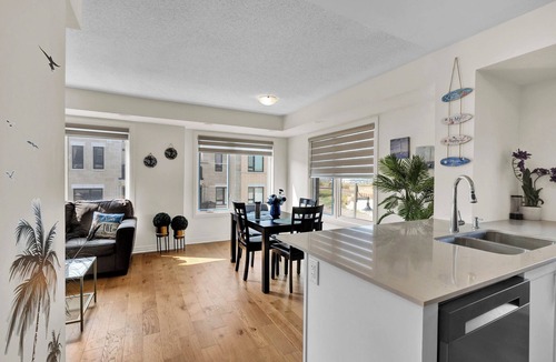 Newcastle House | NEW Lakeview Townhouse -Stylish, Furnished& Close 2 All Amenities and Walk Trail