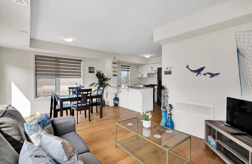 Newcastle House | NEW Lakeview Townhouse -Stylish, Furnished& Close 2 All Amenities and Walk Trail