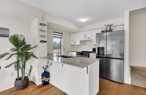 Newcastle House | NEW Lakeview Townhouse -Stylish, Furnished& Close 2 All Amenities and Walk Trail