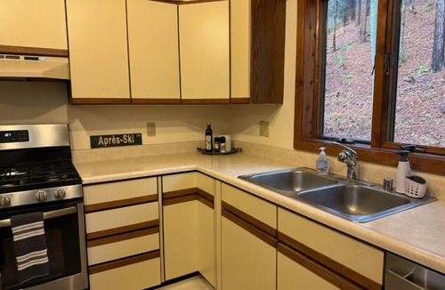 Pittsfield House | NEW! Large 5-bedroom family-friendly home with WiFi and office