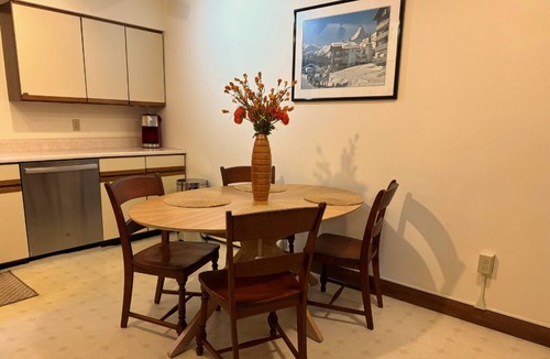 Pittsfield House | NEW! Large 5-bedroom family-friendly home with WiFi and office