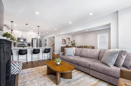 Cragin House | NEW! Large/Beautiful Home with 6BDS/4BTH + Garage!