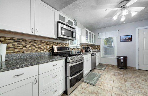 Detroit - Shoreway House | NEW!Large & Luxurious-OH City W-Hottub+Pooltable