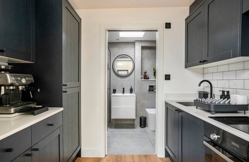 Loughton Apartment | New Large Studio/Annex with private parking