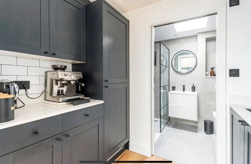 Loughton Apartment | New Large Studio/Annex with private parking