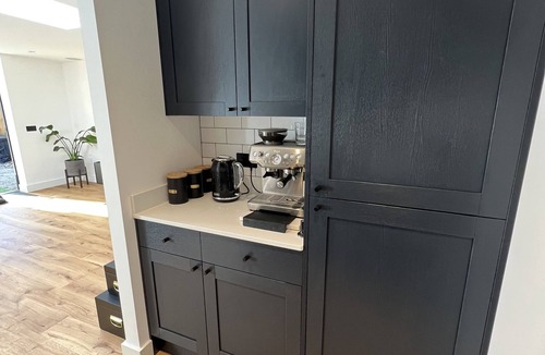 Loughton Apartment | New Large Studio/Annex with private parking