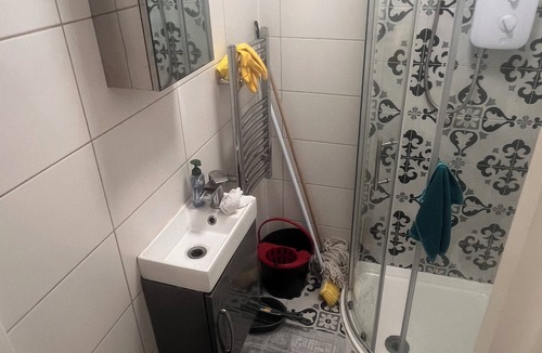 Marlborough Apartment | New large studio flat with garden