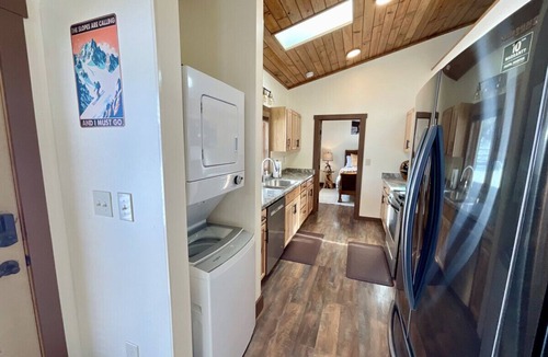 Gallatin Gateway House | NEW! LAST MIN SPECIAL! Ski Chalet, Spacious, Clean, Close To Everything!