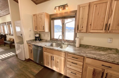 Gallatin Gateway House | NEW! LAST MIN SPECIAL! Ski Chalet, Spacious, Clean, Close To Everything!