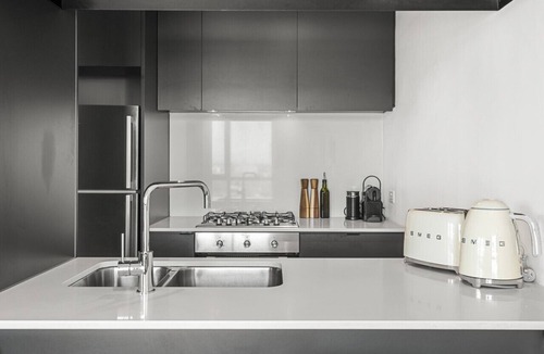 Collingwood Apartment | New - Light-Filled Artistic Retreat