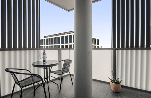 Collingwood Apartment | New - Light-Filled Artistic Retreat