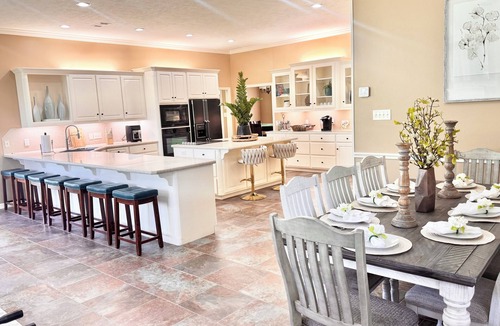 Wellborn House | New Listing 6-bedroom on 3.5 acres,sleeps 25 nPickleball, poker, pool table
