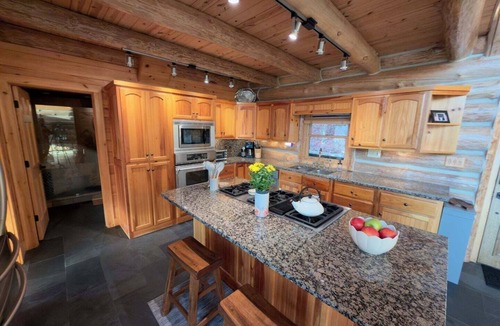 Ridges Over the Lake Cabin | New Listing: 7BR Mtn Retreat | Lake | Games
