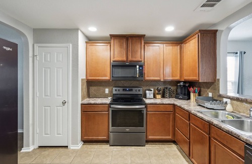 San Antonio House | NEW LISTING! Charming and Spacious 4BR 2.5 BA Hideaway by RedAwning