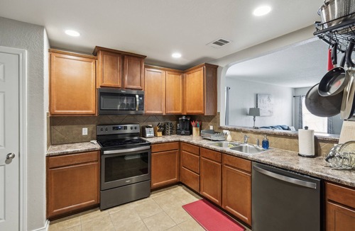 San Antonio House | NEW LISTING! Charming and Spacious 4BR 2.5 BA Hideaway by RedAwning