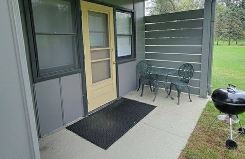 Shorewood-Tower Hills-Harbert Cottage | NEW LISTING! Charming Studio Cottage + Enjoy Harbor Country + Near Cherry Beach