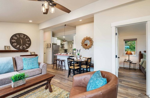 Florence House | * New Listing* Gorgeous Newly Remodeled Lake house, Amazing Views, Gas grill, Pet Friendly