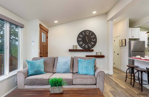 Florence House | * New Listing* Gorgeous Newly Remodeled Lake house, Amazing Views, Gas grill, Pet Friendly