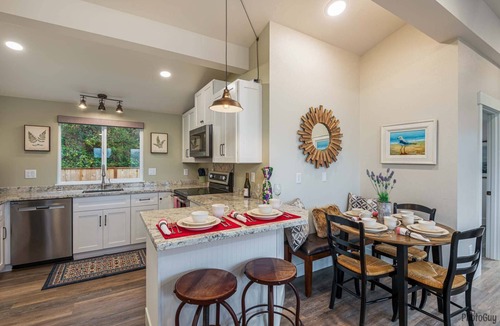 Florence House | * New Listing* Gorgeous Newly Remodeled Lake house, Amazing Views, Gas grill, Pet Friendly
